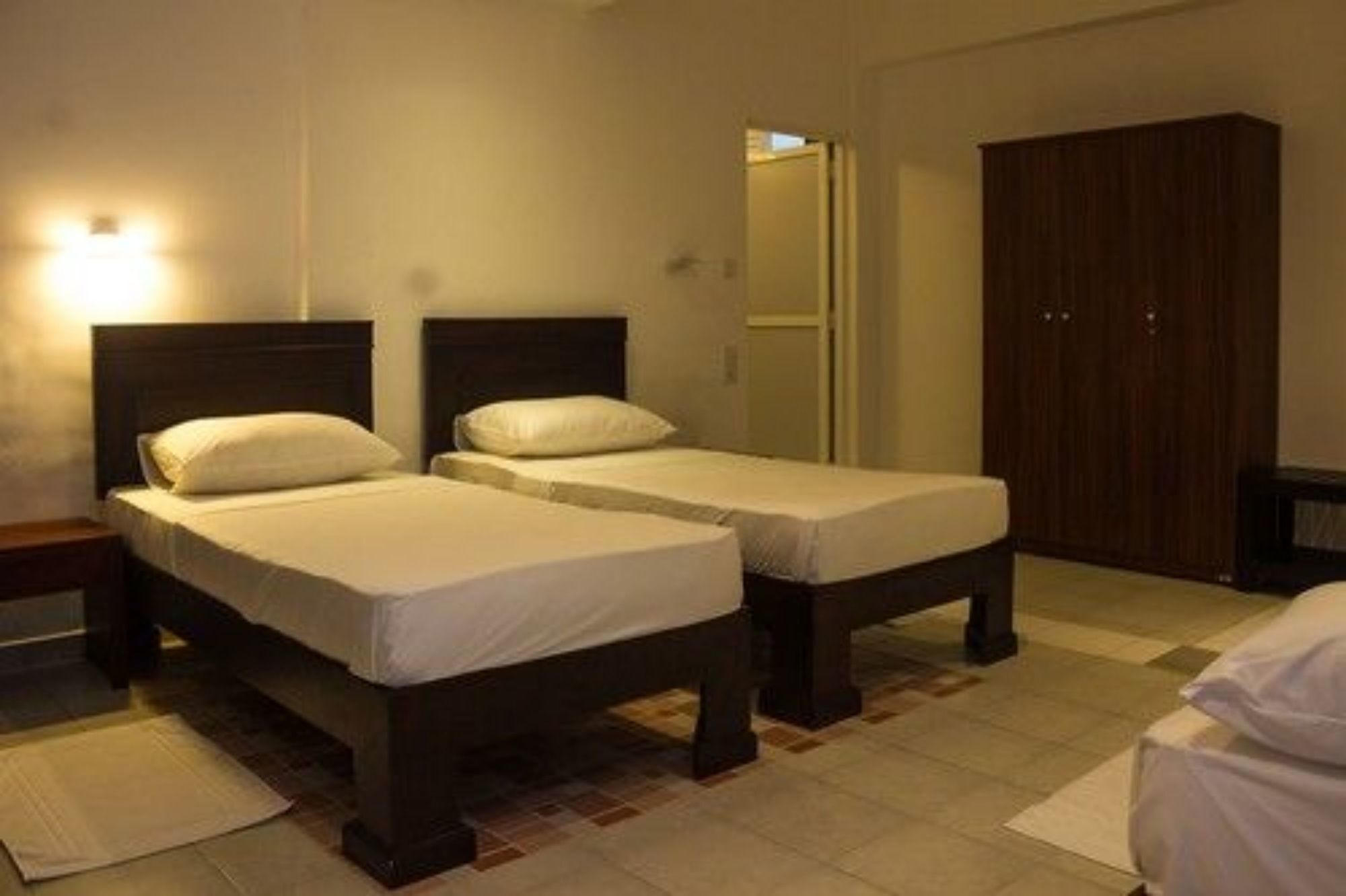 Lucky Seven Beach Resort Hikkaduwa Exterior photo